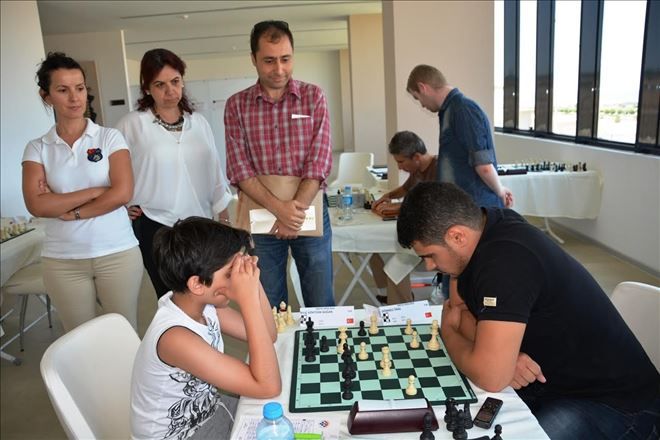 Tuna, Satranç Turnuvasını Ziyaret Etti