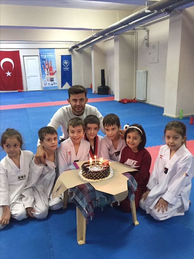 Taekwondoculardan Öğretmenlerine Kutlama