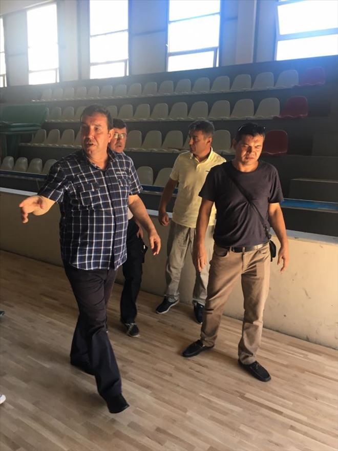 Biga Kapalı Spor Salonu Parkeleniyor