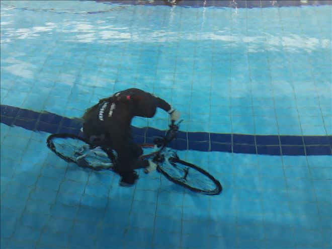 Su altında bisikletle dünya rekoru 