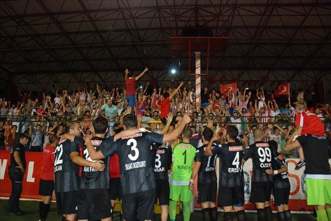 Taraftar Dik Duruyor