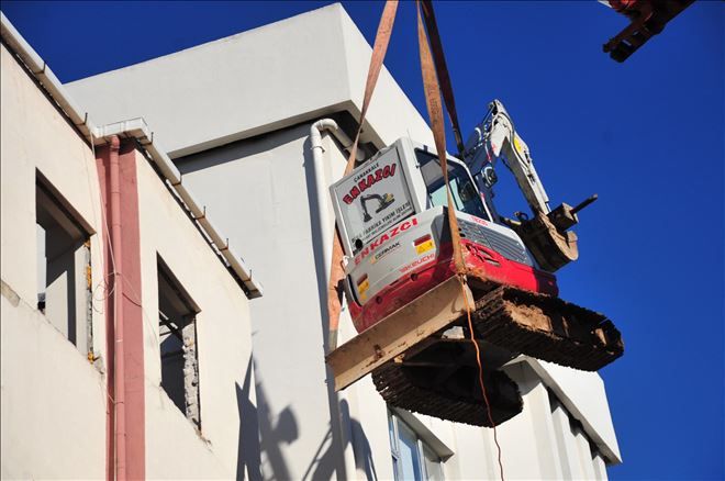 Yıkım İçin Zirveye Kepçe