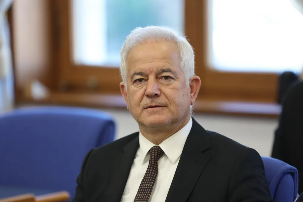 OKULLAR AKP’NİN SİYASİ PROPAGANDA SAHNESİ DEĞİLDİR