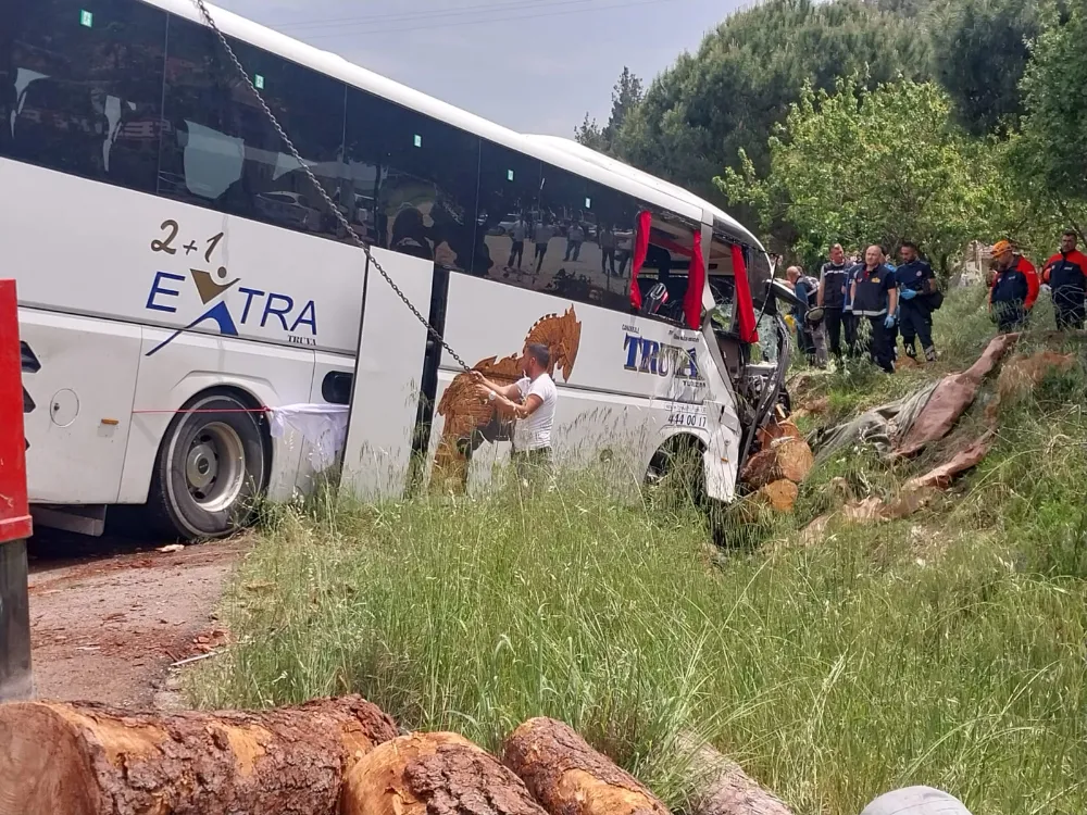 EZİNE YOLUNDA FECİ KAZA 