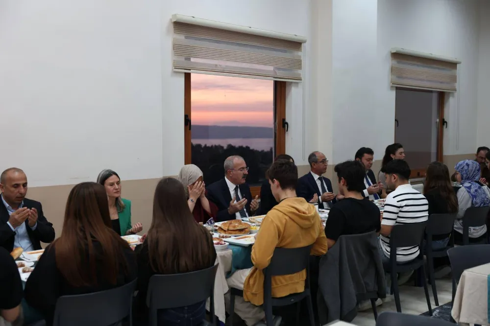 VALİ TORAMAN’DAN ÖĞRENCİLERE İFTAR ZİYARETİ