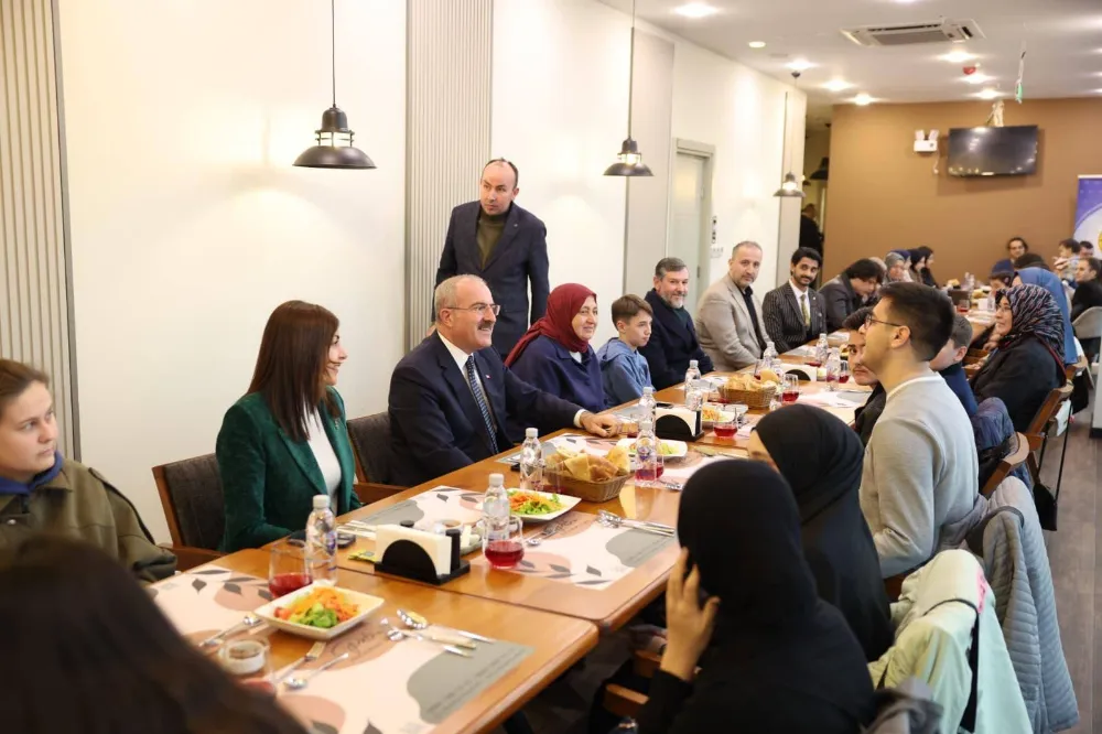 VALİ TORAMAN İFTAR SOFRASINDA ÖĞRENCİLERLE BULUŞTU